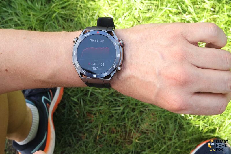 Man sieht die Herzfrequenz auf der Huawei Watch Ultimate.